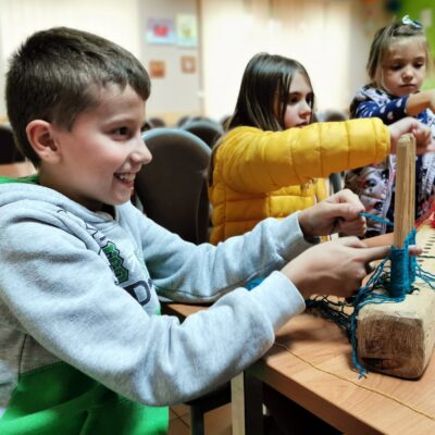 dzieci świetnie się bawią przy tkaniu