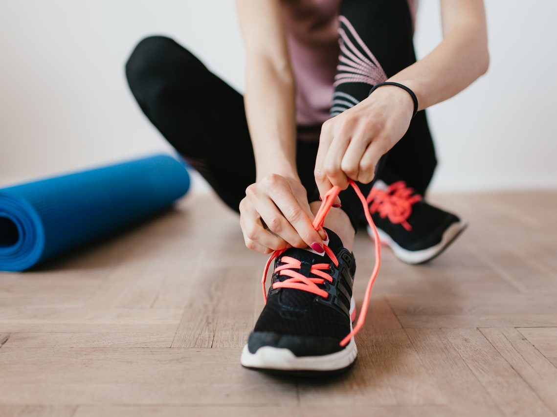 Kobieta wiążąca buty sportowe