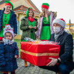 Rozdawanie prezentów dzieciom podczas akcji Mikołajkowej