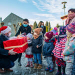 Rozdawanie prezentów dzieciom podczas akcji Mikołajkowej