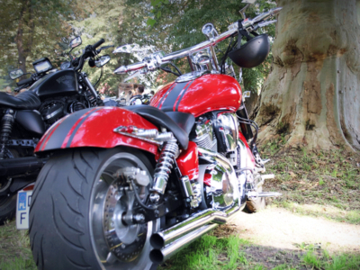 Moto zamczysko - czerwony motocykl